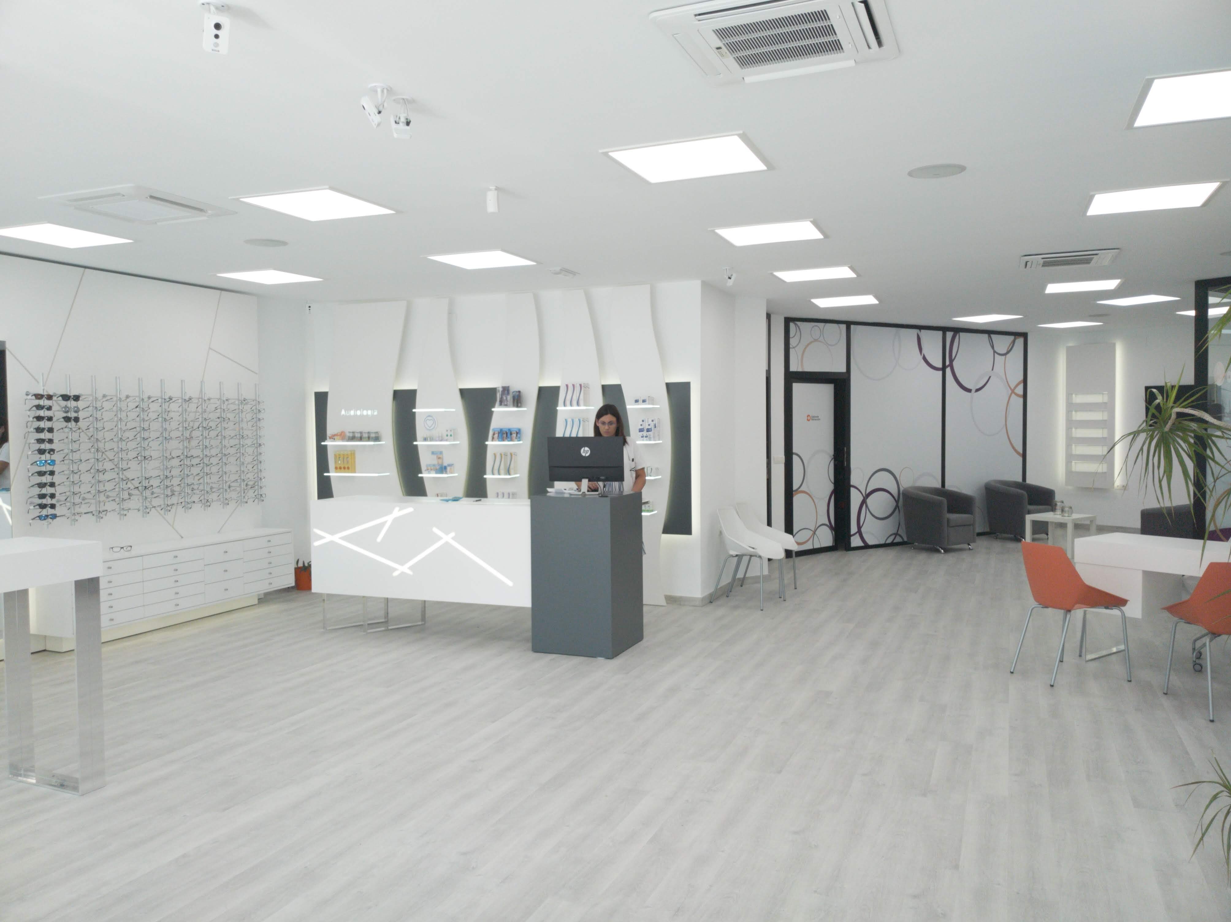 Interior de Óptica y Centro Auditivo Mochón
