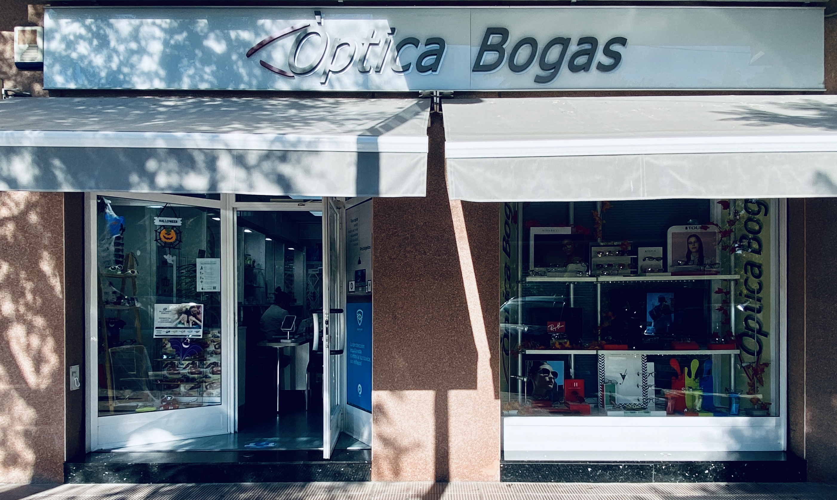 Interior de Òptica Bogas Hospitalet