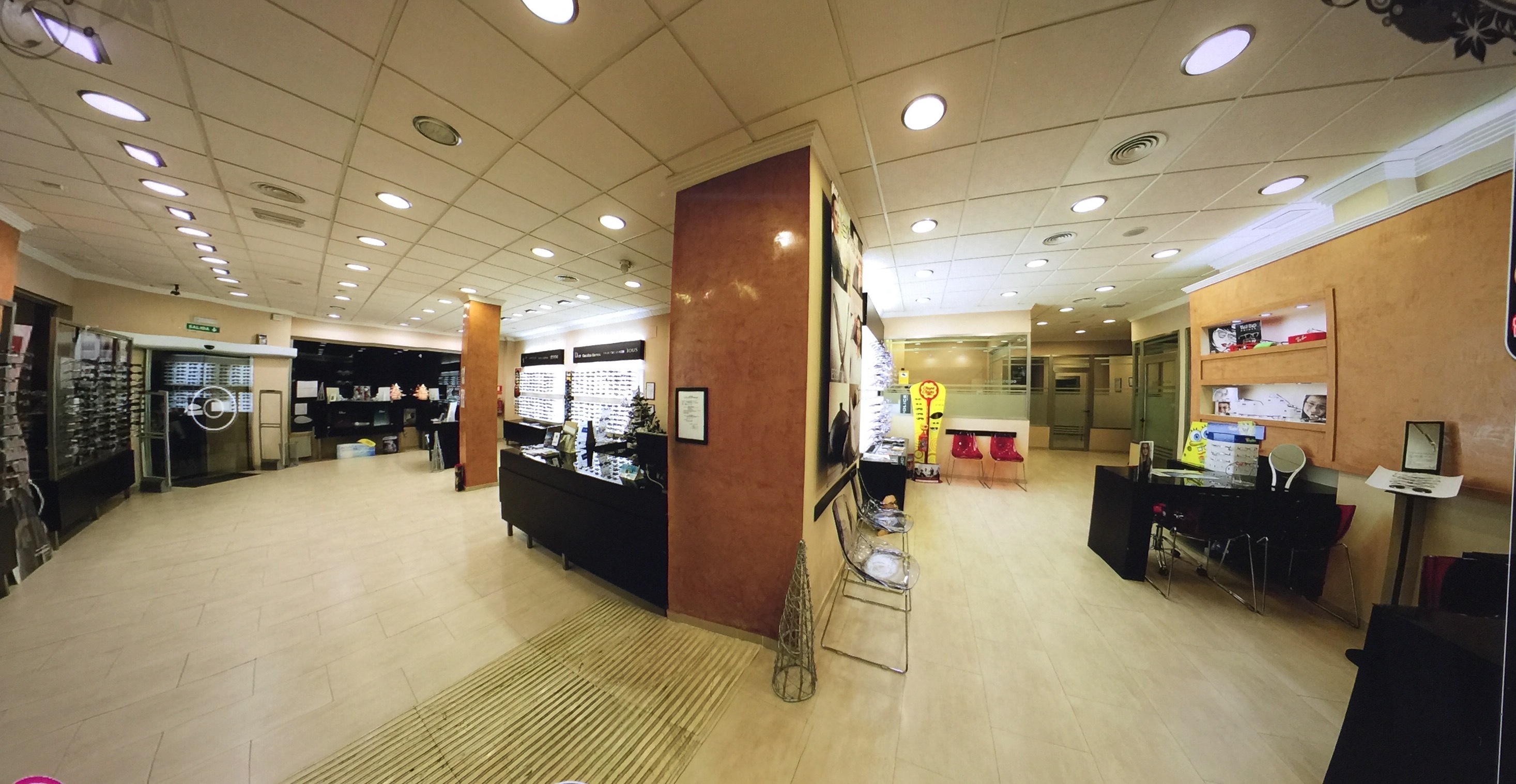 Interior de Centro Optico y Auditivo Raga