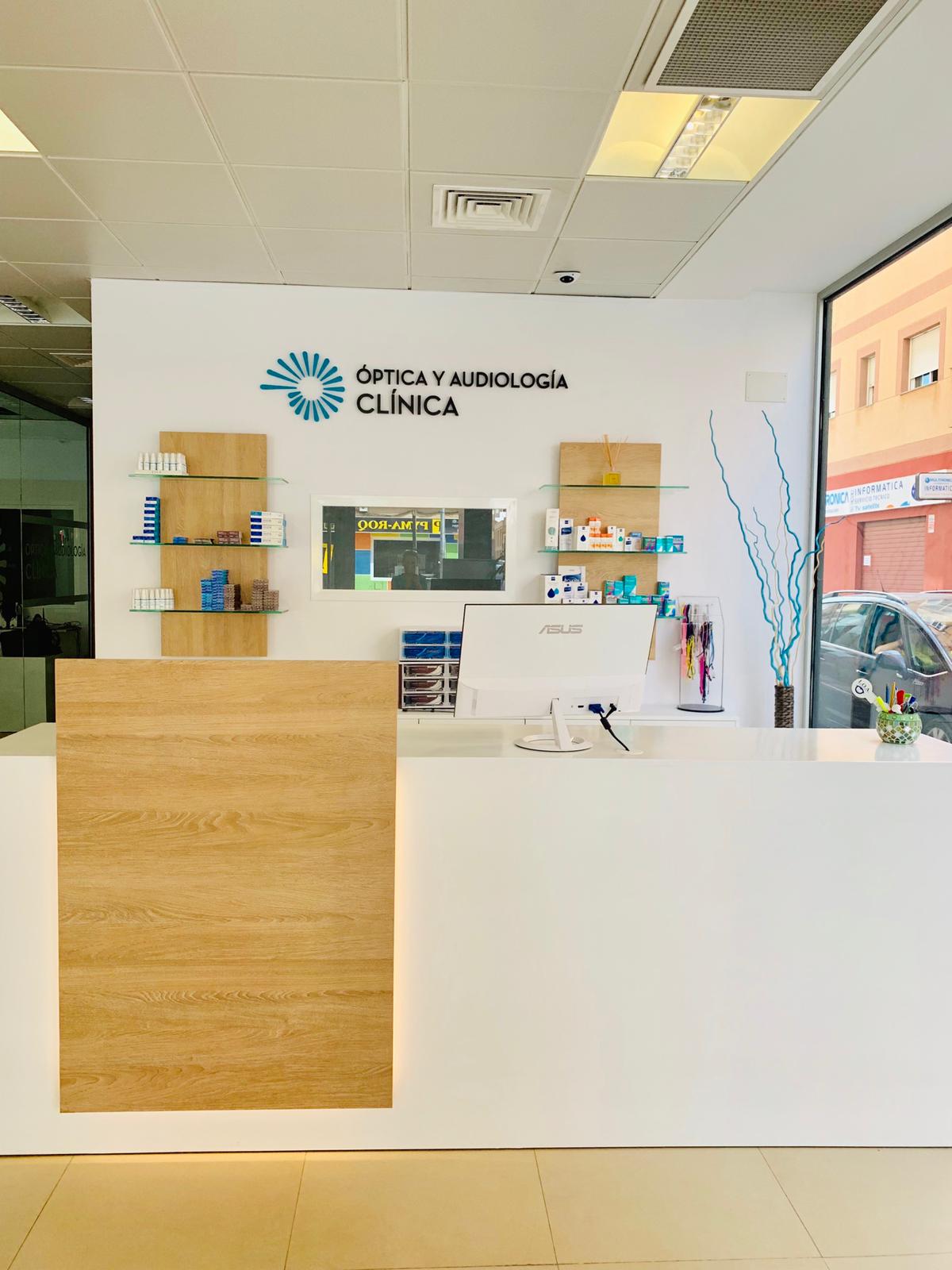 Interior de Óptica y Audiología Clínica en Roquetas de Mar
